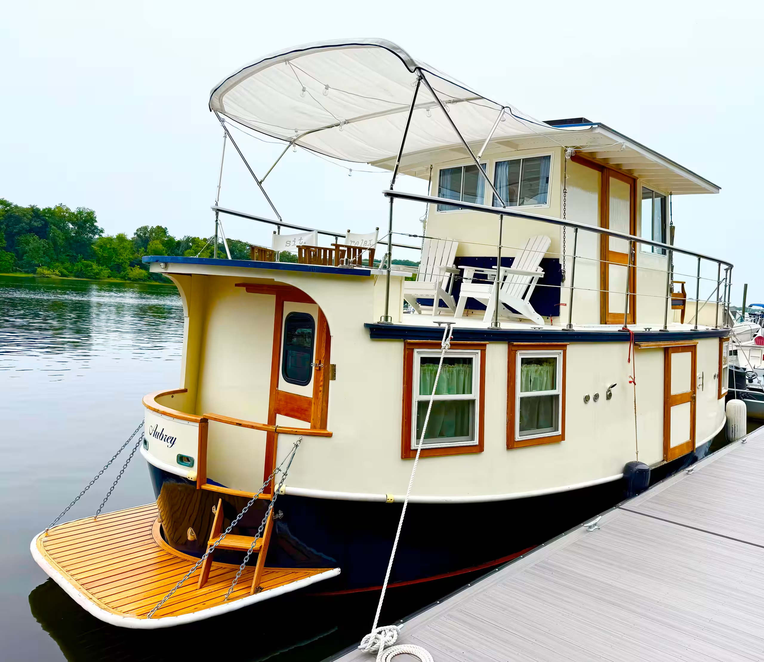 Glastonbury Marina Airbnb houseboat